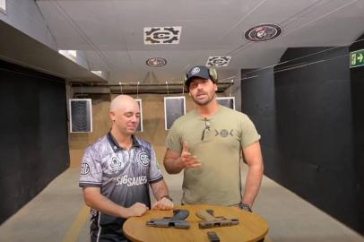 Eduardo Bolsonaro testa pistolas da SIG Sauerem vídeo no Youtube