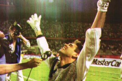 Foto da comemoração do goleiro Danrlei, do Grêmio, pelo título da Libertadores de 1995. O Grêmio empatou em 1 a 1 com o Nacional da Colômbia, em Medellin.#PÁGINA: 55#PASTA: 059332#EDIÇÃO: 2ª Fotógrafo: não consta Data Evento: 00/00/1995