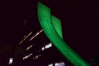 O Centro Administrativo Fernando Ferrari (CAFF), em Porto Alegre, sede de diversos órgãos e secretarias do governo estadual, está com a iluminação da fachada de verde em homenagem ao mês do meio ambiente.A fabricante é a Utiluz, de Caxias do Sul. <!-- NICAID(14518238) -->