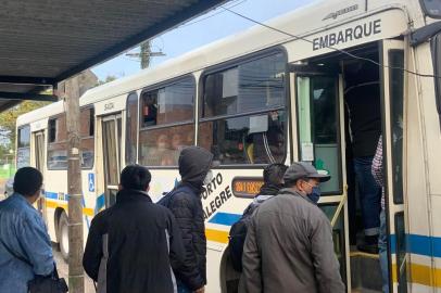  PORTO ALEGRE, RS, BRASIL, 10/06/2020- Ambiental dos ônibus em Porto Alegre. Foto: Tiago Boff / Agencia RBS<!-- NICAID(14519026) -->