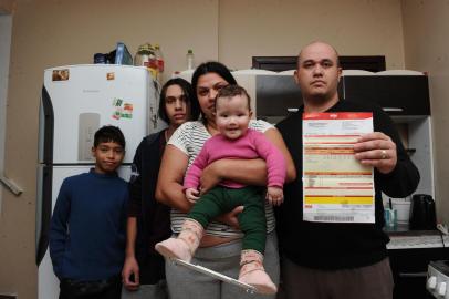  CAXIAS DO SUL, RS, BRASIL (10/06/2020)Valor da conta de água causa indignação de moradores em Caxias do Sul. Na foto, Israel Ferreira Graminho. (Antonio Valiente/Agência RBS)<!-- NICAID(14519420) -->