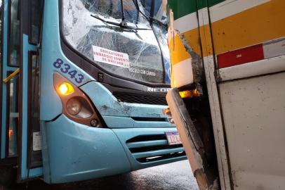 Acidente entre dois ônibus e um Kwid deixa uma passageira de um dos coletivos ferida na Avenida João Pessoa, em Porto Alegre<!-- NICAID(14519565) -->