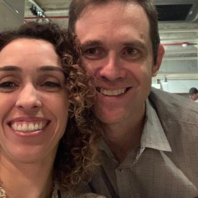 Atuando incansavelmente em estratégias relacionadas ao enfrentamento do coronavírus, a médica infectologista, diretora das vigilâncias em Saúde de Caxias do Sul, Andréa Dal Bó, 44, é casada com o empresário, Leandro Dal Bó, 41, desde 2010, com quem teve o Gabriel, de oito anos, e a Laura, de cinco.<!-- NICAID(14519695) -->