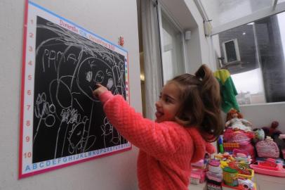 CAXIAS DO SUL, RS, BRASIL, 06/06/2020 -  Escolas fechadas por conta da Pandemia de coronavírus, mais a baixa na renda familiar, tem levado diversos pais a trocar de escola dos filhos, saindo de instituições particularres e buscando alternativas mais em conta. NA FOTO: pais de Maria Julia tiraram a menina da escola particular porque entenderam que não valia a pena o ensino que ela estava tendo. (Marcelo Casagrande/Agência RBS)<!-- NICAID(14516903) -->