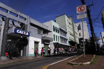  CAXIAS DO SUL, RS, BRASIL, 28/04/2020 - Agências da Caixa registram filas. Muitas pessoas foram receber o auxílio emergencial de 600 reais. (Marcelo Casagrande/Agência RBS)<!-- NICAID(14487649) -->