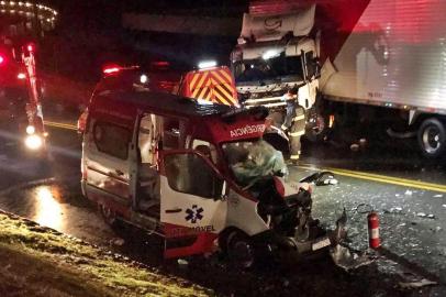 Um grave acidente aconteceu na BR-470, na altura no km 224, foi registrado no final da tarde desta quarta-feira (10), em Garibaldi, na Serra. Conforme as informações da Polícia Rodoviária Federal (PRF), houve colisão entre caminhão, ambulância e motocicleta.<!-- NICAID(14519927) -->