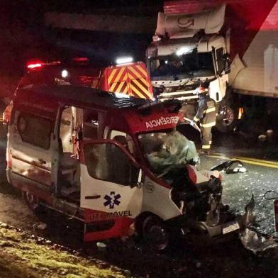 Um grave acidente aconteceu na BR-470, na altura no km 224, foi registrado no final da tarde desta quarta-feira (10), em Garibaldi, na Serra. Conforme as informações da Polícia Rodoviária Federal (PRF), houve colisão entre caminhão, ambulância e motocicleta.<!-- NICAID(14519927) -->