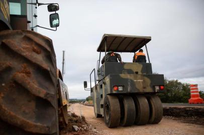  BARRA DO RIBEIRO, RS, BRASIL - 09.06.2020 - Balanço das obras, quanto avançou, qual está sendo a participação do Exército, que teria sido convocado para o trabalho. Nas fotos, obras do trecho da BR-116 que está em duplicação, no município de Barra do Ribeiro.Indexador: Jefferson Botega<!-- NICAID(14518658) -->