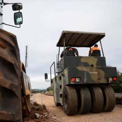  BARRA DO RIBEIRO, RS, BRASIL - 09.06.2020 - Balanço das obras, quanto avançou, qual está sendo a participação do Exército, que teria sido convocado para o trabalho. Nas fotos, obras do trecho da BR-116 que está em duplicação, no município de Barra do Ribeiro.Indexador: Jefferson Botega<!-- NICAID(14518658) -->