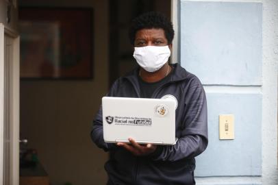  PORTO ALEGRE, RS, BRASIL, 11-06-2020: Marcelo Carvalho, responsável pelo Observatório do Racismo no Futebol, em sua casa (FOTO FÉLIX ZUCCO/AGÊNCIA RBS, Editoria de SuaVida).<!-- NICAID(14520062) -->