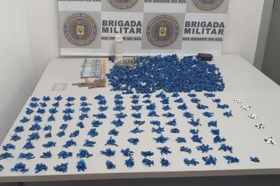 Rapaz de 20 anos é preso por tráfico com 1.117 pedras de crack, 610 buchas de maconha e 59 buchas de cocaína em Antonio Prado.<!-- NICAID(14520240) -->