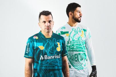 O Juventude e a 19Treze lançaram oficialmente, nesta quinta-feira (11), a terceira camisa de jogo. Chamada ¿Pulsante¿, a peça é comemorativa aos 45 anos da grande reforma do estádio Alfredo Jaconi, concluída em 1975.<!-- NICAID(14520272) -->