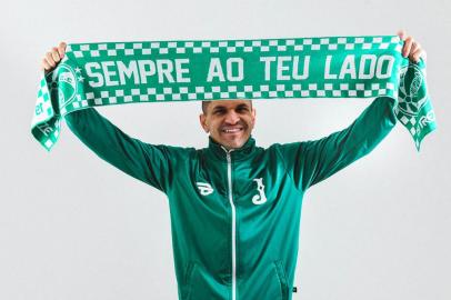 Além da terceira camisa, alusiva ao aniversário de 45 anos da grande reforma do Estádio Jaconi, o Juventude lançou oficialmente a nova loja online do clube: jaconi45anos.com.br.<!-- NICAID(14520310) -->