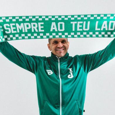 Além da terceira camisa, alusiva ao aniversário de 45 anos da grande reforma do Estádio Jaconi, o Juventude lançou oficialmente a nova loja online do clube: jaconi45anos.com.br.<!-- NICAID(14520310) -->