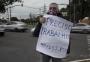 Aposentado de 68 anos busca trabalho de cartaz na mão, na Avenida Ipiranga