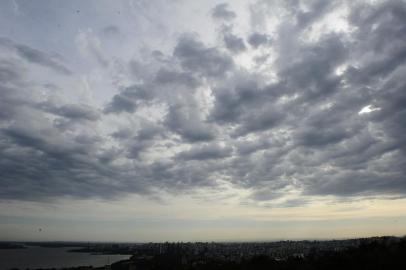  PORTO ALEGRE, RS, BRASIL, 12/06/2020- Nuvens carregadas no céu de Porto Alegre. Foto: Ronaldo Bernardi / Agencia RBS<!-- NICAID(14520930) -->