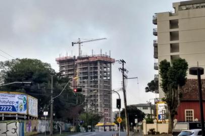 Cenário da retomada da construção civil. Há canteiros de obras parados em Caxias do Sul. <!-- NICAID(14520717) -->