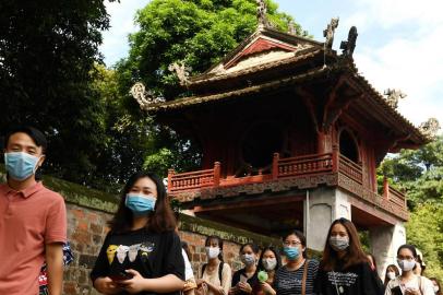  Students visit the Temple of Literature in Hanoi on May 14, 2020, after tourist spots began reopening following a social isolation order to combat the spread of the COVID-19 novel coronavirus. (Photo by Nhac NGUYEN / AFP)Editoria: LIFLocal: HanoiIndexador: NHAC NGUYENSecao: diseaseFonte: AFPFotógrafo: STF<!-- NICAID(14521195) -->