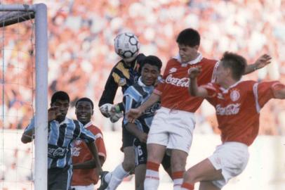  O Inter derrotou o Grêmio, em 12/06/1994, por 1 a 0, gol de Argel (pulando), e ampliou a liderança do campeonato gaúcho.# envelope: 139413<!-- NICAID(11612158) -->