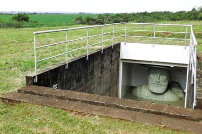  Jaz anti-monumento aos bandeirantes, obra do artista João Loureiro, em São Miguel da Missões/RS.<!-- NICAID(14521108) -->