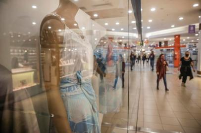  PORTO ALEGRE, RS, BRASIL - 2020.05.22 - Reabertura de shoppings na capital. O Shopping Total abriu as portas e algumas lojas para clientes nesta sexta. Na entrada os clientes têm sua temperatura medida e marcações no piso marcam o distanciamento necessário (Foto: ANDRÉ ÁVILA/ Agência RBS)Indexador: Andre Avila<!-- NICAID(14506212) -->