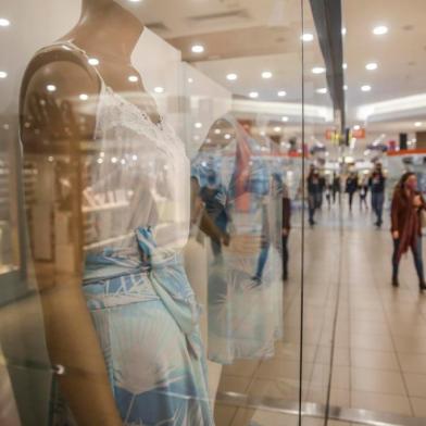  PORTO ALEGRE, RS, BRASIL - 2020.05.22 - Reabertura de shoppings na capital. O Shopping Total abriu as portas e algumas lojas para clientes nesta sexta. Na entrada os clientes têm sua temperatura medida e marcações no piso marcam o distanciamento necessário (Foto: ANDRÉ ÁVILA/ Agência RBS)Indexador: Andre Avila<!-- NICAID(14506212) -->