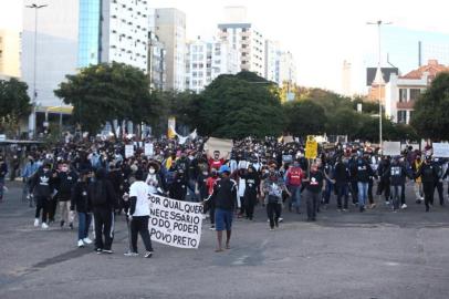  ** EM BAIXA ** PORTO ALEGRE, RS, BRASIL - 14.06.2020 - Manifestação antirracismo na Capital. (Foto: Jefferson Botega/Agencia RBS)<!-- NICAID(14522002) -->