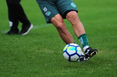  CAXIAS DO SUL, RS, BRASIL, 17/04/2019. Treino do Juventude no CT. O Ju se prepara para a próxima fase da Copa do Brasil. Na foto, zagueiro Victor Salinas. (Porthus Junior/Agência RBS)<!-- NICAID(14042556) -->