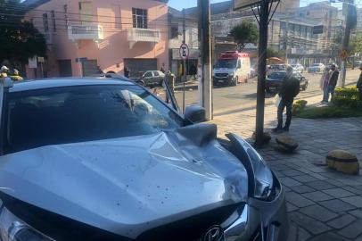 Um homem morreu atropelado na Avenida Cristóvão Colombo, no bairro Floresta, em Porto Alegre na manhã desta segunda-feira (15). Ele cruzava a via, bem em frente à Rua Comendador Azevedo, quando foi atingido por uma caminhonete.O acidente ocorreu às 8h40min. O veículo Hyundai ix35 fazia o sentido Centro-bairro quando atingiu o pedestre. A vítima bateu no capô e atingiu o para-brisa, que ficou destruído.