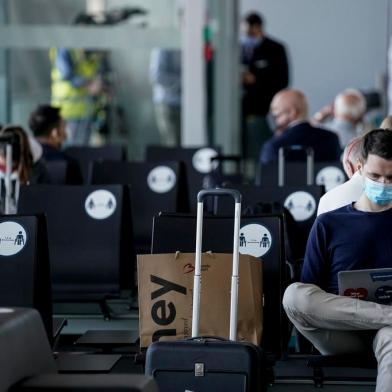 Passengers wait at the boarding gate at Brussels Airport, in Zaventem, on June 15, 2020 as Brussels Airport reopens for travels within Europe and the Schengen zone, after a months-long closure aimed at stemming the spread of the COVID-19 pandemic, caused by the novel coronavirus. (Photo by Kenzo TRIBOUILLARD / AFP)<!-- NICAID(14522337) -->