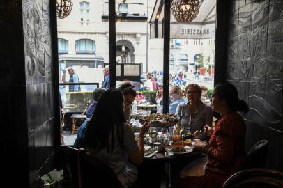  Customers eat at the restaurant Garnier in Paris, on June 15, 2020, as cafes and restaurants are allowed to serve customers inside, as well as on terraces, as part of the easing of lockdown measures taken to curb the spread of the COVID-19 pandemic, caused by the novel coronavirus. (Photo by ALAIN JOCARD / AFP)Editoria: HTHLocal: ParisIndexador: ALAIN JOCARDSecao: epidemic and plagueFonte: AFPFotógrafo: STF<!-- NICAID(14522457) -->