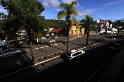  NOVA PÁDUA, RS, BRASIL, 15/06/2020 - Nova Pádua, amanheceu com o comércio fechado nesta segunda-feira (15). A medida obedece ao decreto estadual, que com a mudança da Serra gaúcha para bandeira vermelha, no sistema de distanciamento social, conta com medidas mais restritivas. Mesmo sem casos confirmados de covid-19 a determinação do governador Eduardo Leite (PSDB) será cumprida no município. (Marcelo Casagrande/Agência RBS)<!-- NICAID(14522441) -->