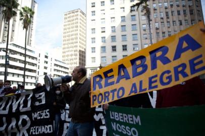  ** EM BAIXA ** PORTO ALEGRE, RS, BRASIL - 15.06.2020 - Protesto contra o prefeito Nelson Marchezan Jr no Paço Municipal. (Foto: Jefferson Botega/Agencia RBS)<!-- NICAID(14522542) -->