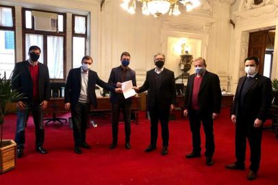 Adiló, Neri e Uez no Palácio Piratini, levam documento para reverter da bandeira amarela para vermelha. Márcio Amaral, Adiló, Neri, Frederico Antunes (líder de governo), Velocino e Eriton Talarico (assessor da casa civil)<!-- NICAID(14522619) -->