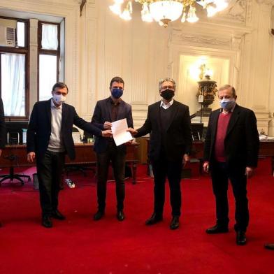 Adiló, Neri e Uez no Palácio Piratini, levam documento para reverter da bandeira amarela para vermelha. Márcio Amaral, Adiló, Neri, Frederico Antunes (líder de governo), Velocino e Eriton Talarico (assessor da casa civil)<!-- NICAID(14522619) -->