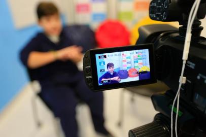  PORTO ALEGRE, RS, BRASIL, 28/09/2018: Kids influencers: O Farroupilha, em Porto Alegre, mantém desde o ano passado a oficina Conexão Farroups. Na atividade extraclasse, os alunos desenvolvem habilidades de comunicação, principalmente no audiovisual. Na foto: Rodrigo de Lima Huesken, 12 anosIndexador: Isadora Neumann<!-- NICAID(13761663) -->