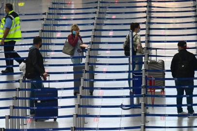 Passengers stand at the check-in for their flight to Mallorca at the Duesseldorf airport, western Germany, on June 15, 2020. - From Monday, June 15, 2020 onwards, German holidaymakers will again be able to travel to the Balearic Islands of Mallorca, Ibiza, Menorca and Formentera. The airports in the western federal state of North Rhine-Westphalia expect air traffic to gradually increase again after the travel warning for most European countries has been lifted. (Photo by Ina FASSBENDER / AFP)<!-- NICAID(14522645) -->