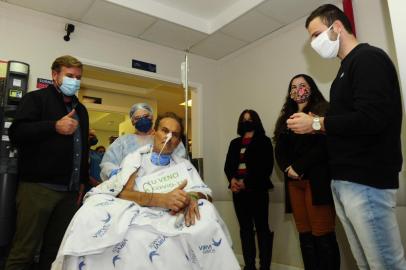  CAXIAS DO SUL, RS, BRASIL, 15/06/2020. Paciente que recebeu plasma em tratamento experimental saindo da UTI do Hospital Virvi Ramos. Tarcísio Giongo deverá saiu da unidade intensiva após passar por coma induzido e respirar com ajuda de aparelhos. Na saídal, além do familiares de Tarcísio, também aguarava o  doador do plasma que foi compatível, o pesquisador Fábio Klamt. (Porthus Junior/Agência RBS)Indexador:                                 <!-- NICAID(14522773) -->