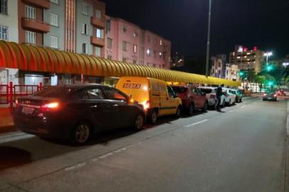 Um acidente chamou atenção de pedestres e motoristas na Avenida Farrapos, próximo à rua Comendador Coruja, na zona norte de Porto Alegre. O caso foi registrado no inicio da noite desta segunda-feira, no bairro Floresta. Foto: Eduardo Paganella/Agência RBS<!-- NICAID(14522842) -->