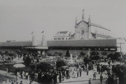 Praça Dante Alighieri e o acesso ao pavilhão principal da Festa da Uva de 1937, a última antes da Segunda Guerra Mundial<!-- NICAID(14522648) -->