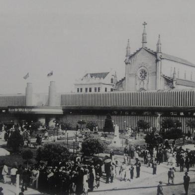 Praça Dante Alighieri e o acesso ao pavilhão principal da Festa da Uva de 1937, a última antes da Segunda Guerra Mundial<!-- NICAID(14522648) -->