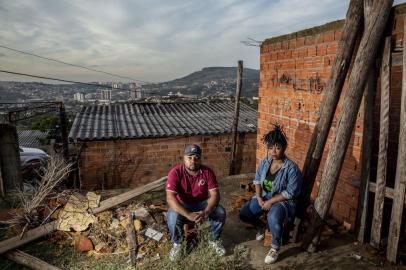  PORTO ALEGRE, RS, BRASIL - 12/06/2020Artistas pedem ajuda para terminar obra da Casa de Hip Hop - Galpão Cultural do Morro da Cruz. A obra está parada desde o fim de 2018 e por isso foi criado um financiamento coletivo para viabilizar a retomada e a conclusão da obra e assim dar continuidade às atividades culturais que já vinham sendo realizadas na comunidade. Na foto, a rapper Negra Jaque e seu irmão o grafiteiro Geovane