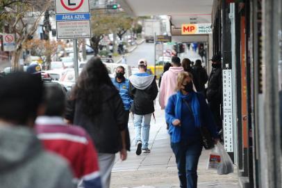  CAXIAS DO SUL, RS, BRASIL (15/06/2020)Movimento intenso e lojas abertas no centro de Caxias do Sul no primeiro dia de bandeira vermelha. (Antonio Valiente/Agência RBS)<!-- NICAID(14522688) -->