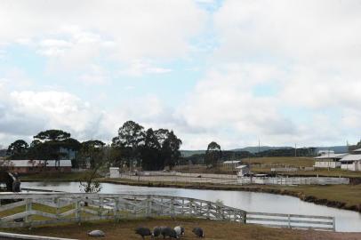  CAMBARÁ DO SUL, RS, BRASIL (11/06/2020)Cambará do Sul retoma aos poucos a rotina de destino turístico do RS. A cidade que viu o cenário mudar durante a pandemia, amanheceu com a expectativa de receber visitantes nesta quinta-feira (11), depois da reabertura dos parques nacionais na quarta-feira. Na foto, pousada Corucacas. (Antonio Valiente/Agência RBS)<!-- NICAID(14520517) -->