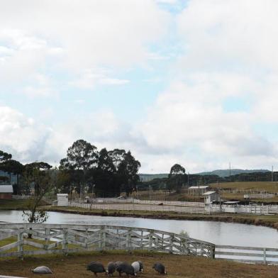  CAMBARÁ DO SUL, RS, BRASIL (11/06/2020)Cambará do Sul retoma aos poucos a rotina de destino turístico do RS. A cidade que viu o cenário mudar durante a pandemia, amanheceu com a expectativa de receber visitantes nesta quinta-feira (11), depois da reabertura dos parques nacionais na quarta-feira. Na foto, pousada Corucacas. (Antonio Valiente/Agência RBS)<!-- NICAID(14520517) -->