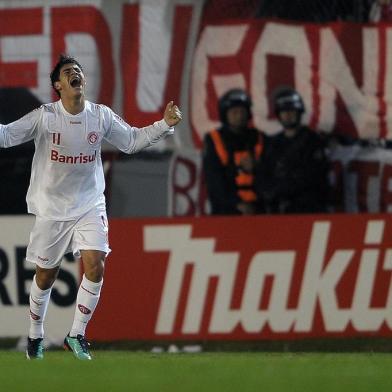 FBL-LIBERTADORES-ESTUDIANTES-INTERNACIONALBrazils Internacional midfielder Giuliano celebrates after scoring against Argentinas Estudiantes during their Copa Libertadores 2010 quarterfinals second leg football match at Centenario stadium in Quilmes, south Buenos Aires, on May 20, 2010. Estudiantes won 2-1 but Brazils Internacional qualified to next round on aggregate goal.  AFP PHOTO/Alejandro PAGNIEditoria: SPOLocal: QUILMESIndexador: ALEJANDRO PAGNISecao: SOCCERFonte: AFPFotógrafo: STR<!-- NICAID(4332530) -->