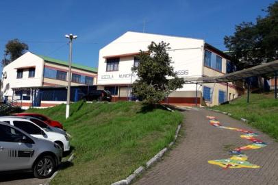 A Escola Municipal de Ensino Fundamental Machado de Assis, no bairro Reolon, foi invadida por ladrões na última quinta-feira (11). Esta foi a segunda invasão nas dependências do colégio em 16 dias. A primeira foi no dia 25 de maio. Além do roubo, o prédio também foi alvo de depredação e vandalismo.<!-- NICAID(14523190) -->