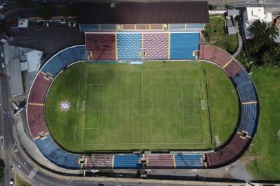 CAXIAS DO SUL, RS, BRASIL, 18/02/2020. Vista aérea do estádio Francisco Stédile, mais conhecido como Estádio Centenário. Ele serár palco do único jogo da final da Taça Cel. Ewaldo Poeta, primeiro turno do Campeonato Brasileiro. O confronto será SER Caxias x Grêmio, no próximo sábado (22/02).  (Porthus Junior/Agência RBS)<!-- NICAID(14424251) -->