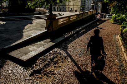  PORTO ALEGRE, RS, BRASIL - 16/06/2020Um dos cartões-postais da Capital, a Praça Marechal Deodoro, mais conhecida como Praça da Matriz, também será revitalizada pela Prefeitura de Porto Alegre. Serão investidos R$ 2.568.998, com recursos do Programa de Aceleração do Crescimento (PAC) Cidades Históricas do Instituto do Patrimônio Histórico e Artístico Nacional (Iphan), via Caixa Econômica Federal.  O prefeito Nelson Marchezan Júnior assinou a ordem de início nessa segunda-feira, 15, e a expectativa é de que os trabalhos possam começar nos próximos dias.<!-- NICAID(14523442) -->