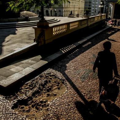  PORTO ALEGRE, RS, BRASIL - 16/06/2020Um dos cartões-postais da Capital, a Praça Marechal Deodoro, mais conhecida como Praça da Matriz, também será revitalizada pela Prefeitura de Porto Alegre. Serão investidos R$ 2.568.998, com recursos do Programa de Aceleração do Crescimento (PAC) Cidades Históricas do Instituto do Patrimônio Histórico e Artístico Nacional (Iphan), via Caixa Econômica Federal.  O prefeito Nelson Marchezan Júnior assinou a ordem de início nessa segunda-feira, 15, e a expectativa é de que os trabalhos possam começar nos próximos dias.<!-- NICAID(14523442) -->